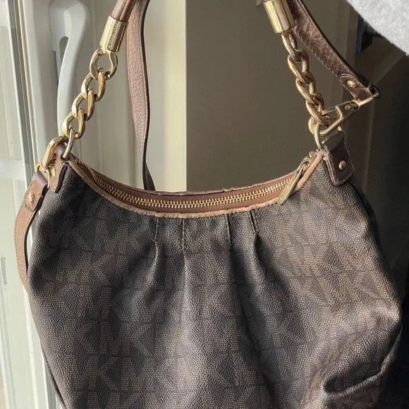 Michale Kor’s classic purse - Picture 2 of 5